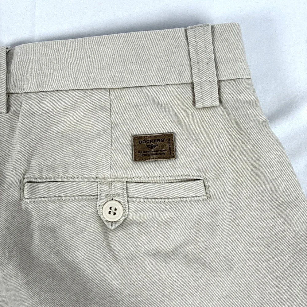 Y2K Mens Dockers Iconic Khaki Flat Front Relaxed Fit Pants Size 38x32 NWT Beige